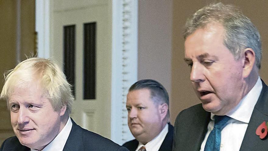 Darroch (dcha.) junto a Boris Johnson cuando era canciller. // Efe