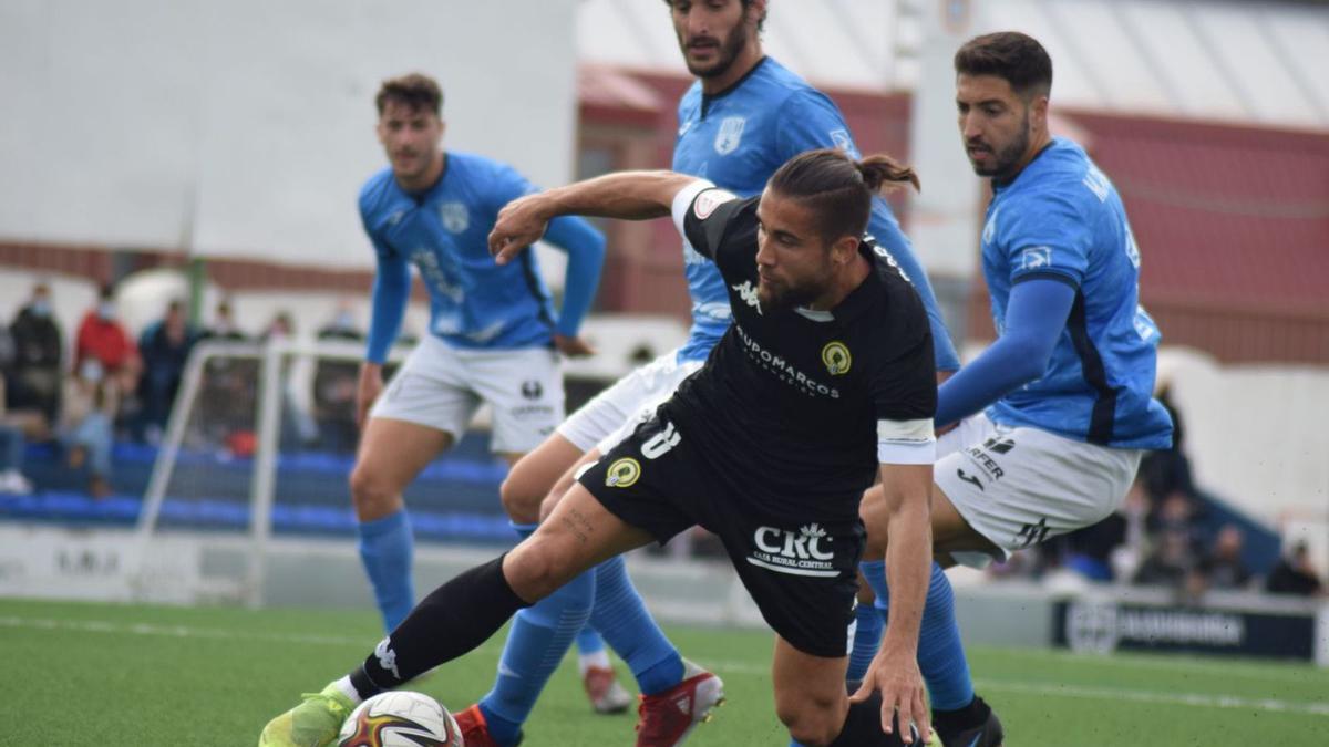 Varios jugadores del Mar Menor presionan a uno del Hércules. | MAR MENOR FC