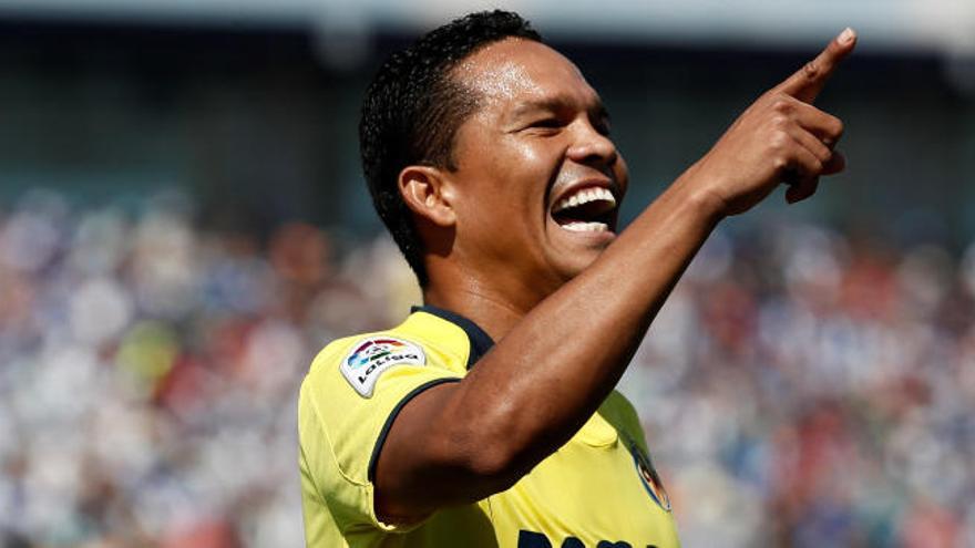 Bacca celebrando un tanto con una sonrisa.