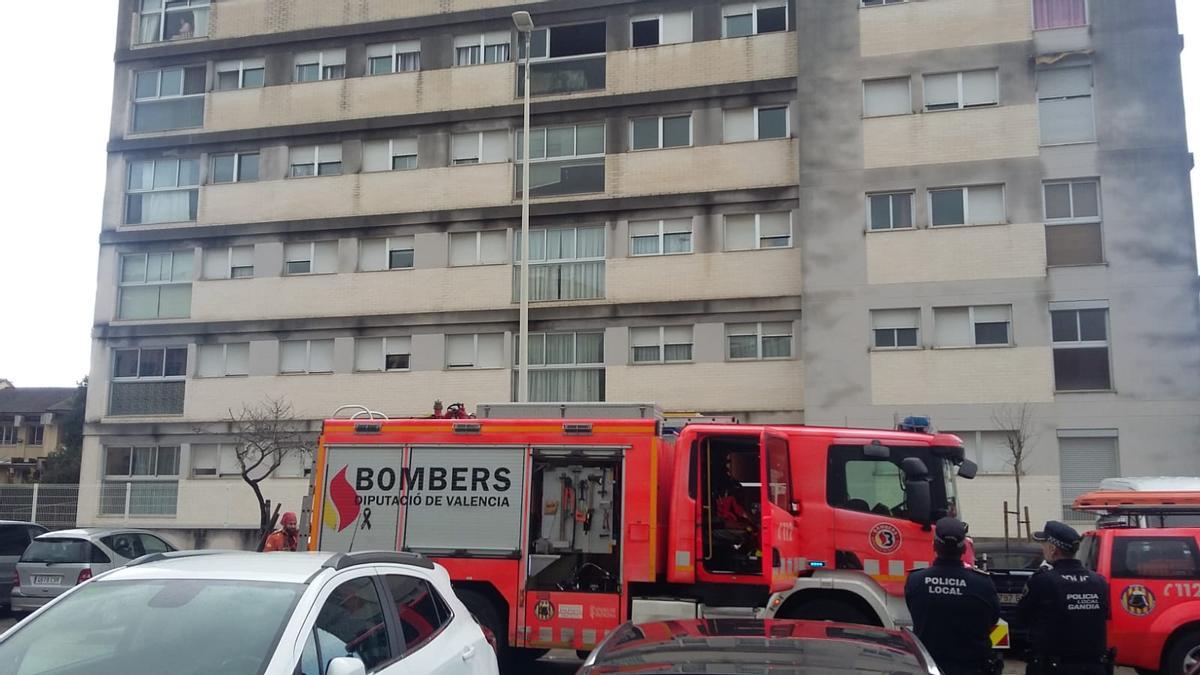 Los bomberos trabajan en edificio donde ha tenido lugar el incendio