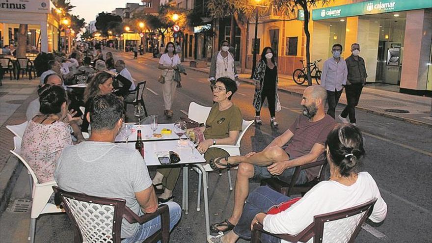 Señales en el suelo y calles peatonales para evitar las aglomeraciones en poblaciones de Castellón