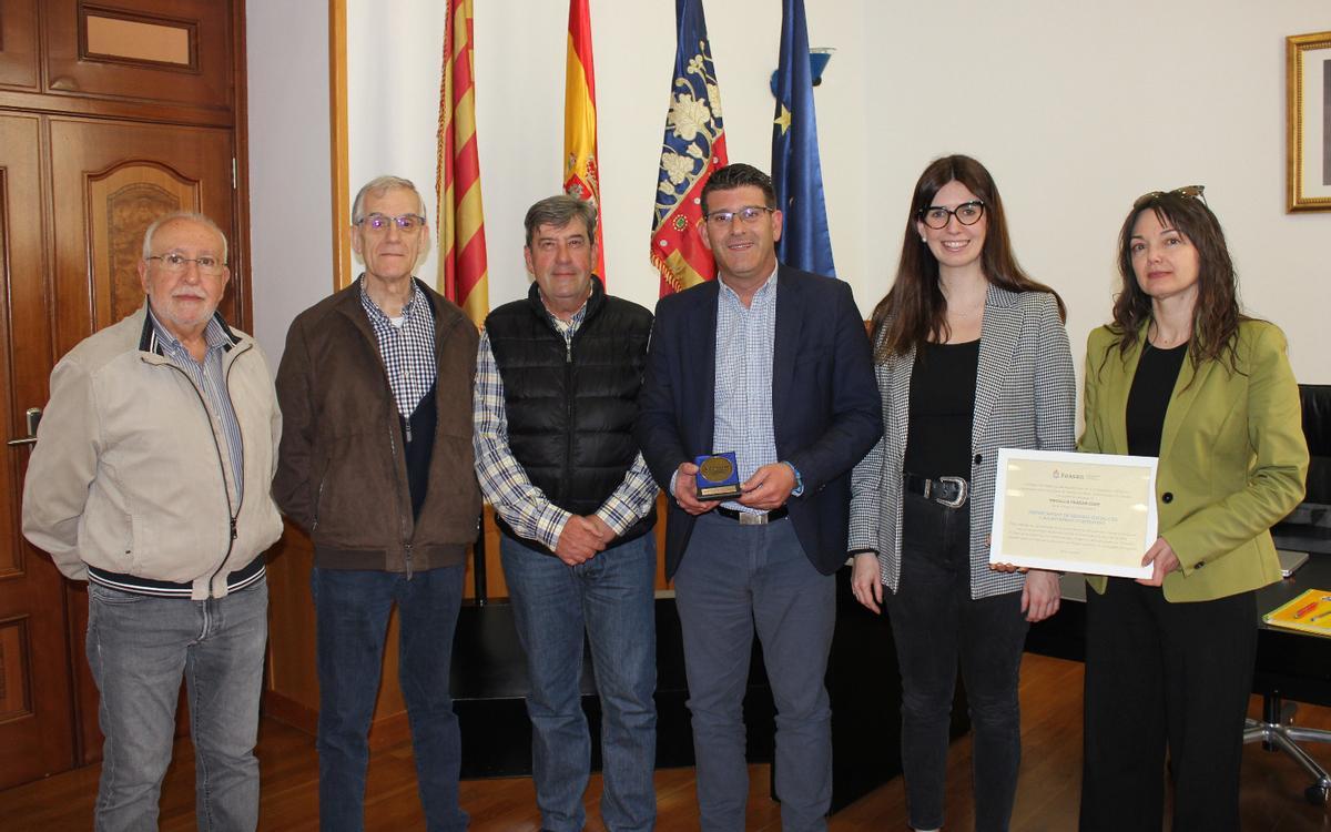 Entrega del reconocimiento al Ayuntamiento de Ontinyent.