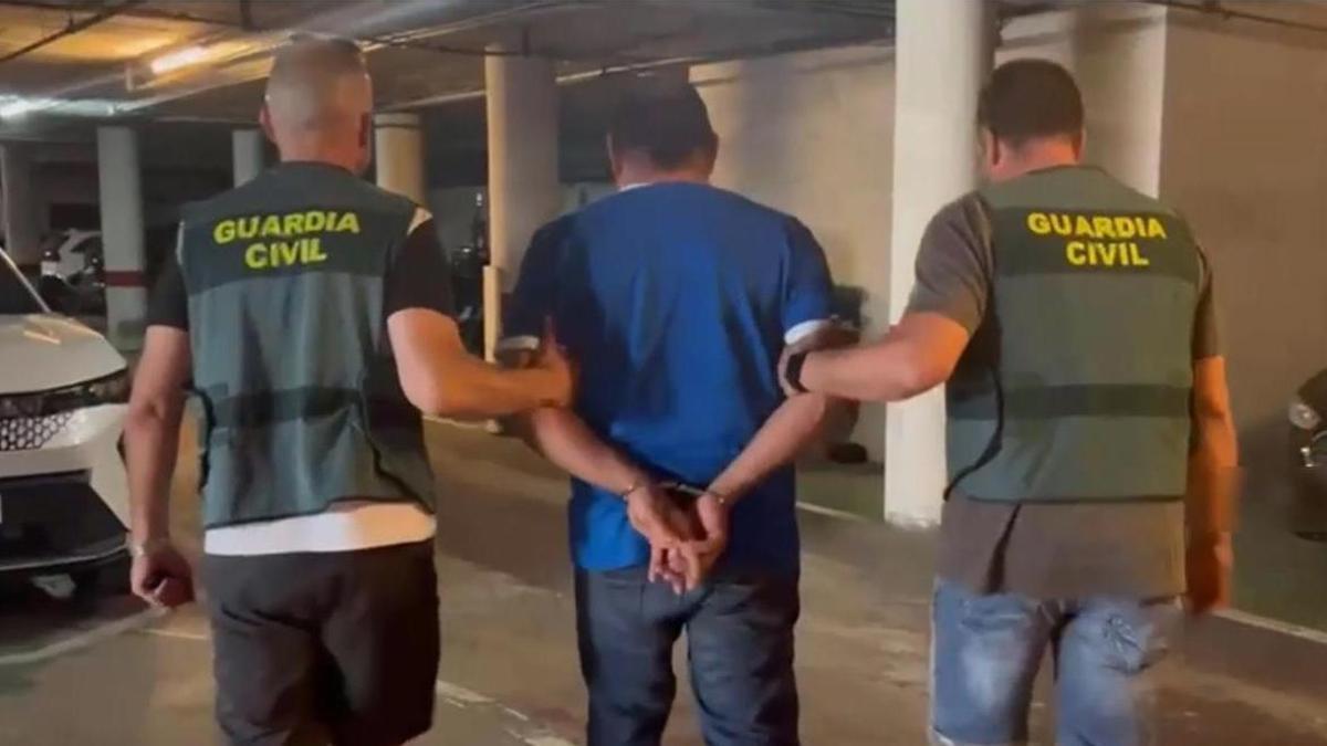 Uno de los acusados, tras ser arrestado por la Guardia Civil.
