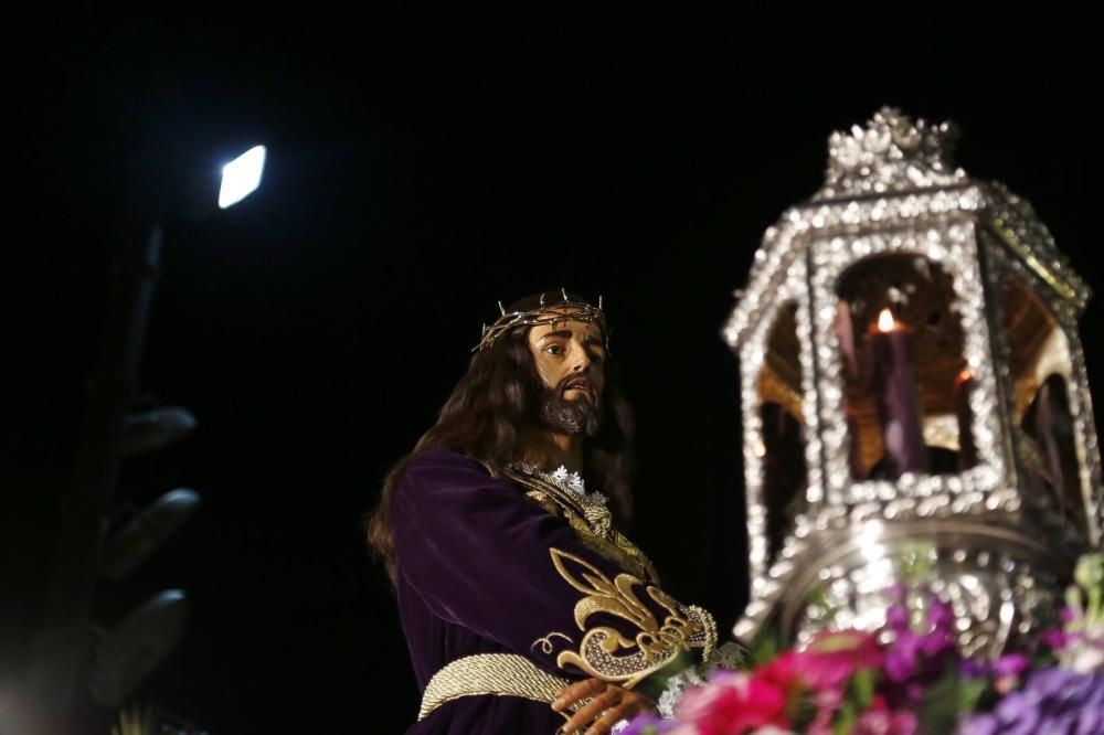 Miles de personas contemplaron el paso de las imágenes de las seis cofradías que participan en Lunes Santo