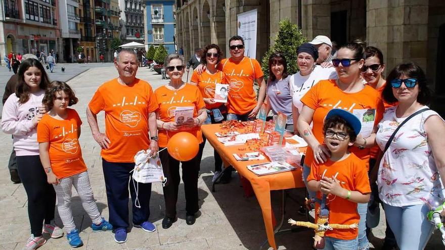 Participantes en la mesa petitoria, ayer, en la plaza de España.