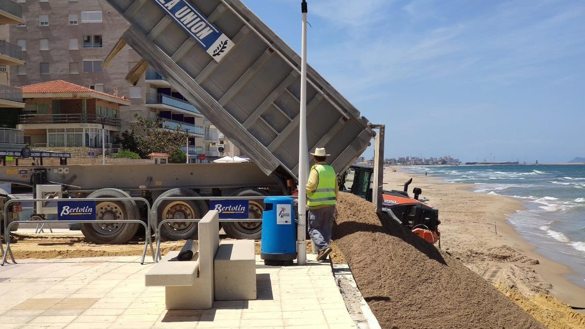 Descarga de arena en la playa de Bellreguard, esta mañana.