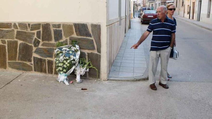 Una persona muestra el callejón donde fue cogido el aficionado saucano.