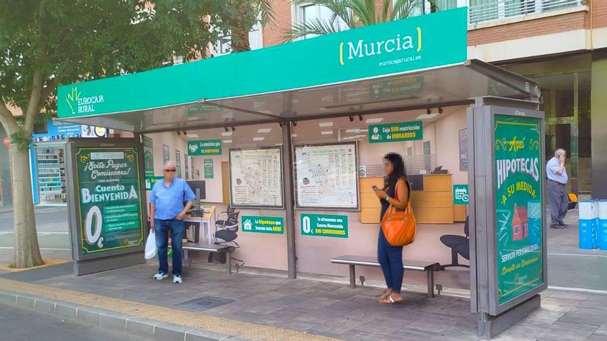 Una parada de autobús en Murcia se transforma en una oficina de Eurocaja Rural
