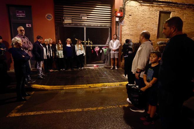 Minuto de silencio frente al garaje de la Torre donde murieron siete personas el 29-O