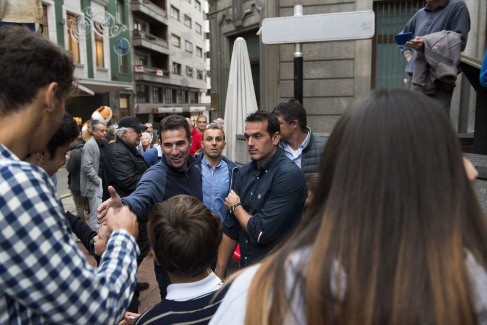 Jugadores del Real Oviedo visitan el chiringuito de la APARO en San Mateo