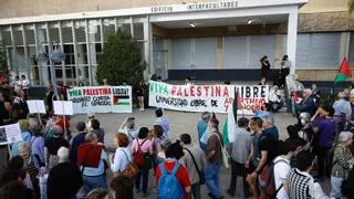 Decenas de estudiantes se encierran “de manera indefinida” en Interfacultades en apoyo a Palestina