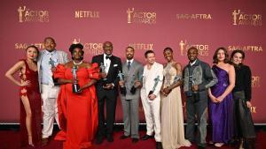 El elenco de la película “Sinners”- Los Pescadores- , junto a la directora de casting, el 1 de marzo de 2026, durante la 32ª edición anual de los Actor Awards en el Shrine Auditorium de Los Ángeles.