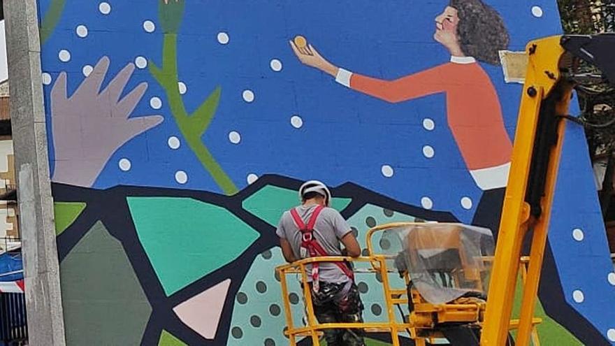 Joel Pérez realiza retoques en el mural . | Cedida