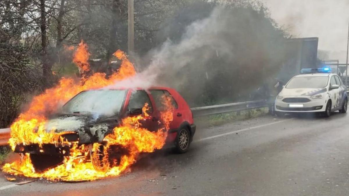 Coche calcinado en Cambre. |   // L.O.