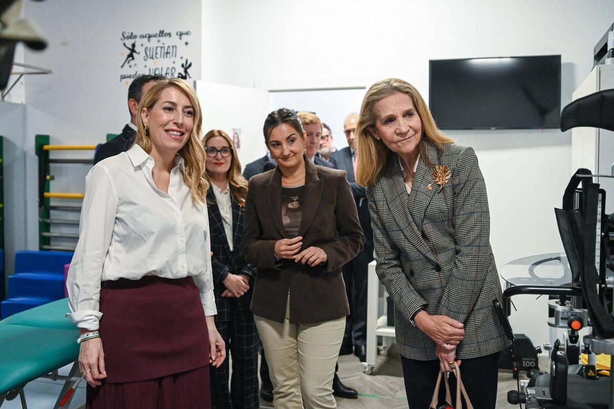 Imagen de archivo de la infanta Elena en la inauguración del centro de día de Mi Princesa Rett en Badajoz, junto a la presidenta de la Junta, María Guardiola, en marzo de 2025.