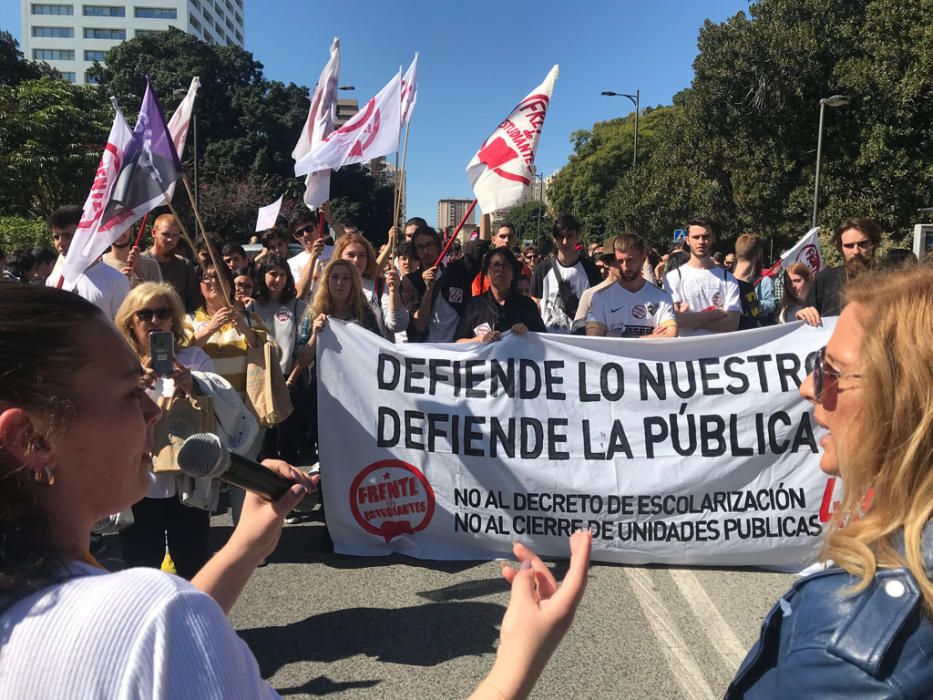 Al son de tambores, silbatos y una singular gaita, los congregantes han caminado juntos por las calles del centro de la ciudad por una causa común, la defensa de la educación