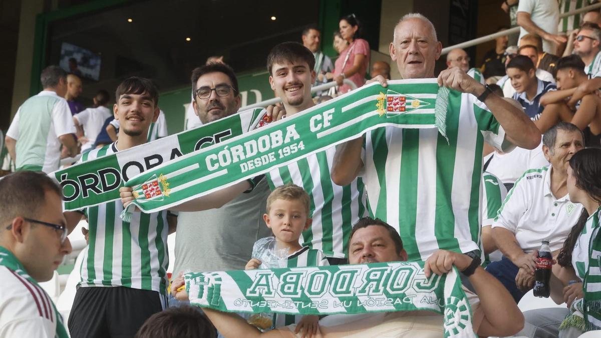 Un grupo de aficionados blanquiverdes, antes del pasado Córdoba CF-Girona.