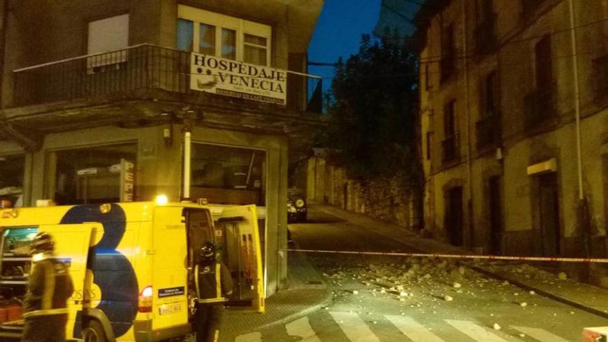 Alarma en Infiesto al desplomarse parte del tejado de un edificio