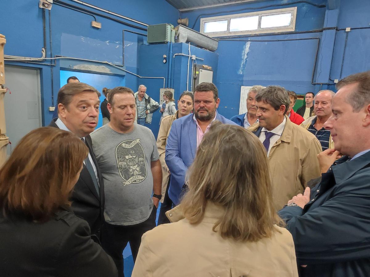 En imágenes: Así fue la visita del ministro Planas a la rula de Cudillero