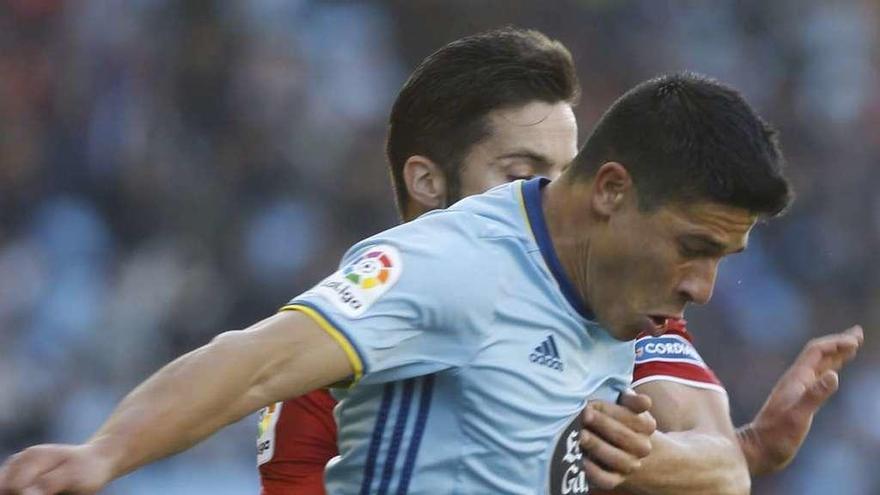 Roncaglia pelea por un balón con el sevillista Sanabria, ayer en Balaídos. // José Lores