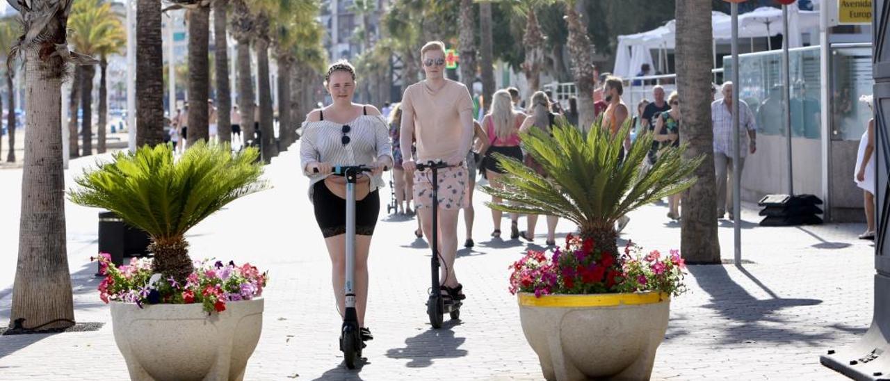 Imagen de la primera línea de playa de Benidorm, donde ayer fue prácticamente imposible encontrar agentes locales patrullando.