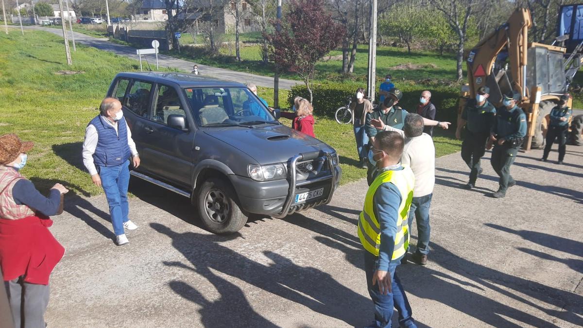 Manifestantes a las puertas del Ayuntamiento de Cobreros.