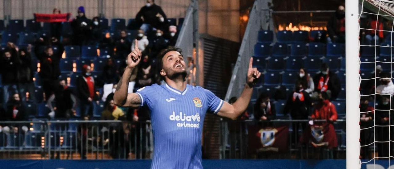 Pedro León celebra uno de sus goles con el Fuenlabrada. @fuenla