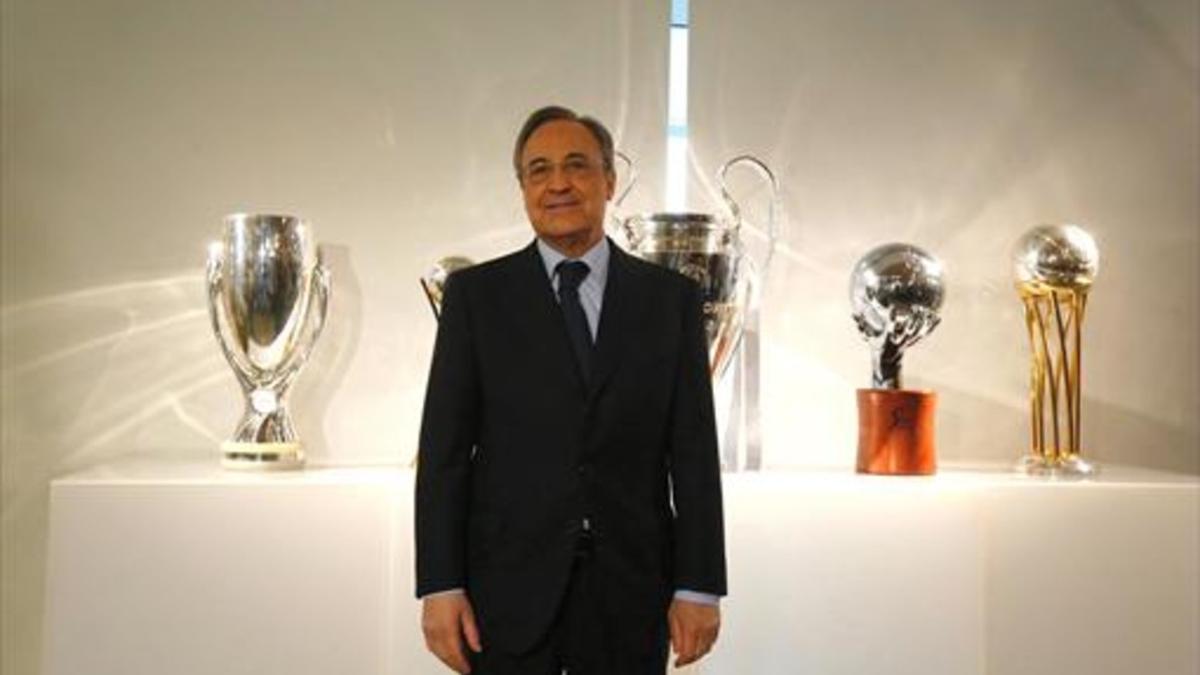 Florentino posa con los últimos trofeos, ayer, en la tradicional copa de Navidad.