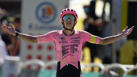 Richard Carapaz celebra su victoria en la etapa 17 del Tour de Francia 2024