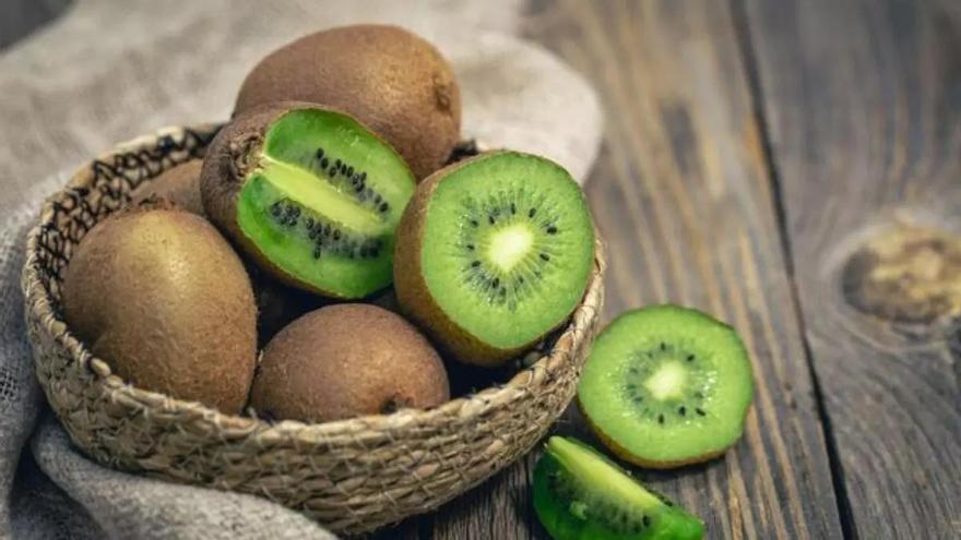 Estas son las tres enfermedades que se combaten comiendo kiwi