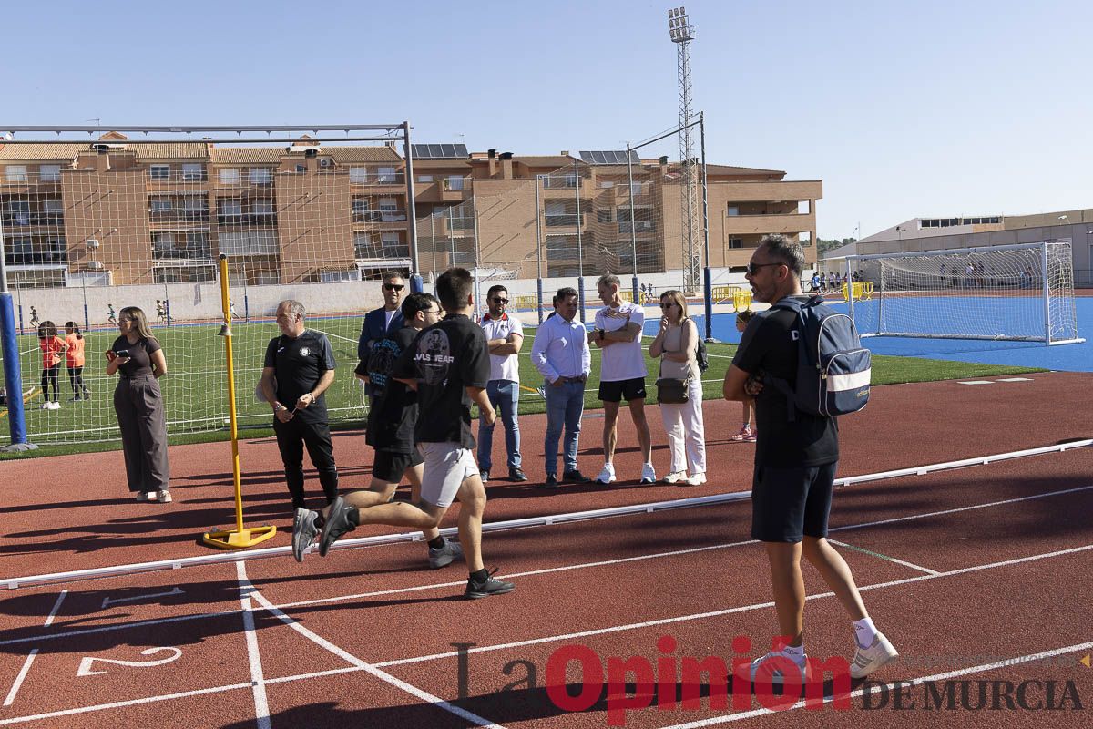 Abel Antón vistiba la Escuela Municipal de Atletismo de Caravaca