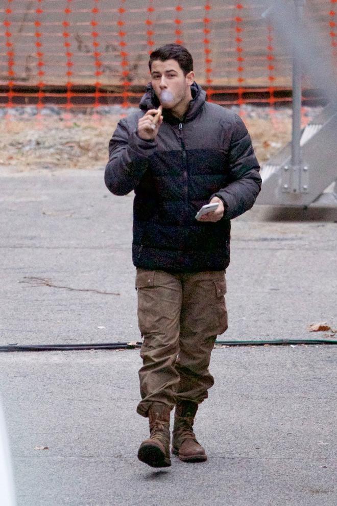 Nick Jonas se fuma un puro en el descanso del rodaje de 'Jumanji'
