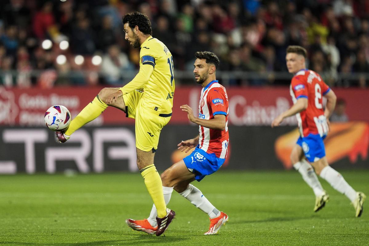 Parejo controla un balón.