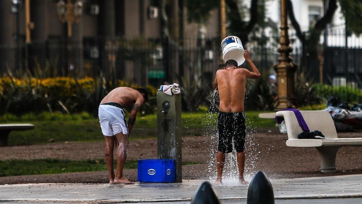 Dos jóvenes se asean en la calle en Buenos Aires en plena pandemia del Covid-19, esta semana.