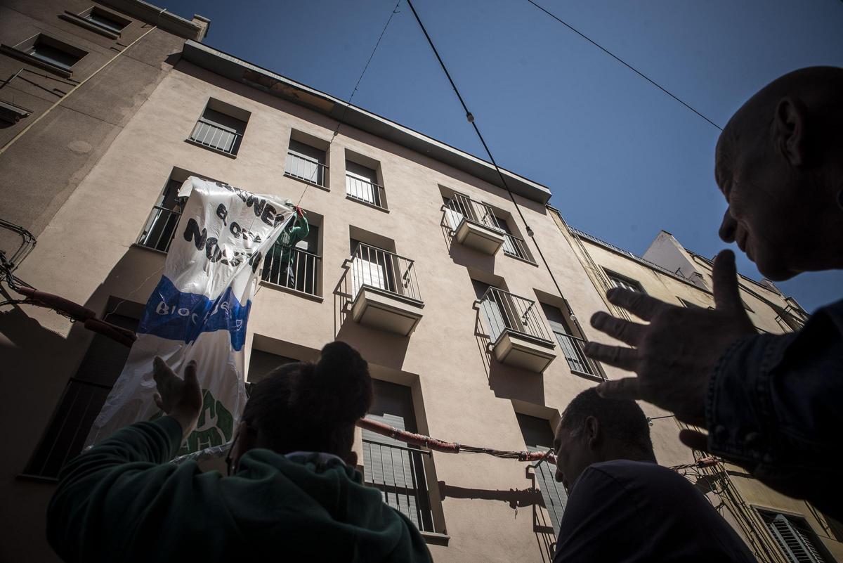 Un edifici propietat de la Sareb al carrer Joc de la Pilota