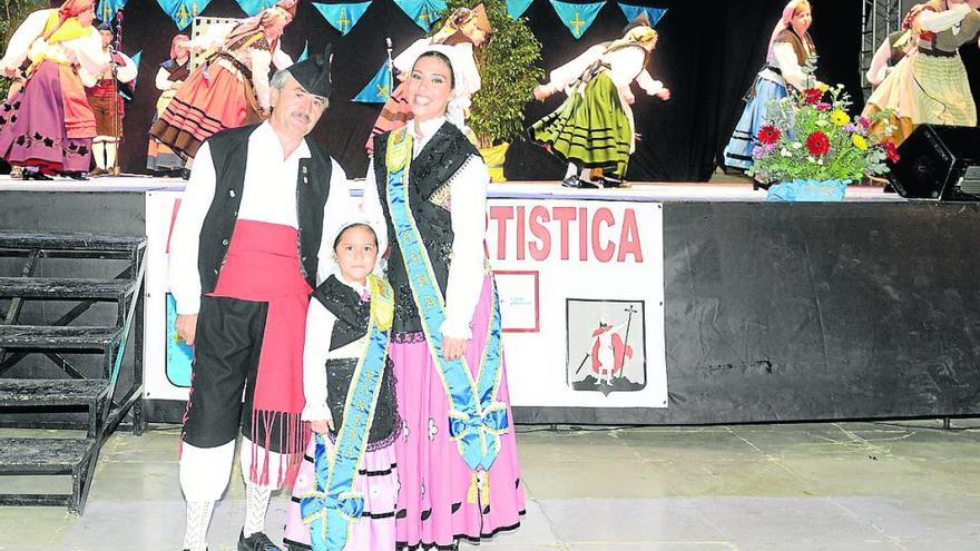 Los nuevos cargos de la Casa de Asturias, ayer en la fiesta organizada en Benidorm.