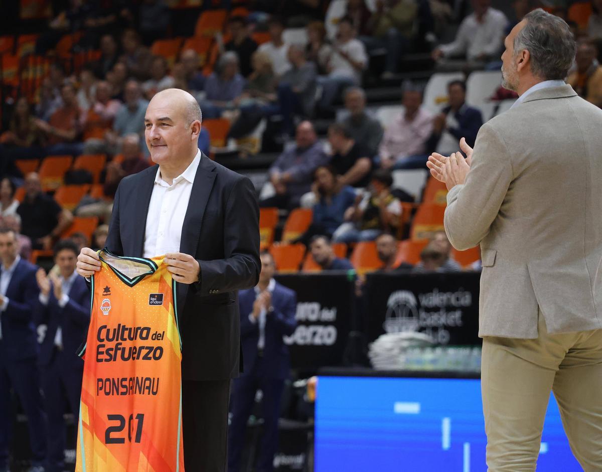 Jaume Ponsarnau, en el homenaje previo al partido