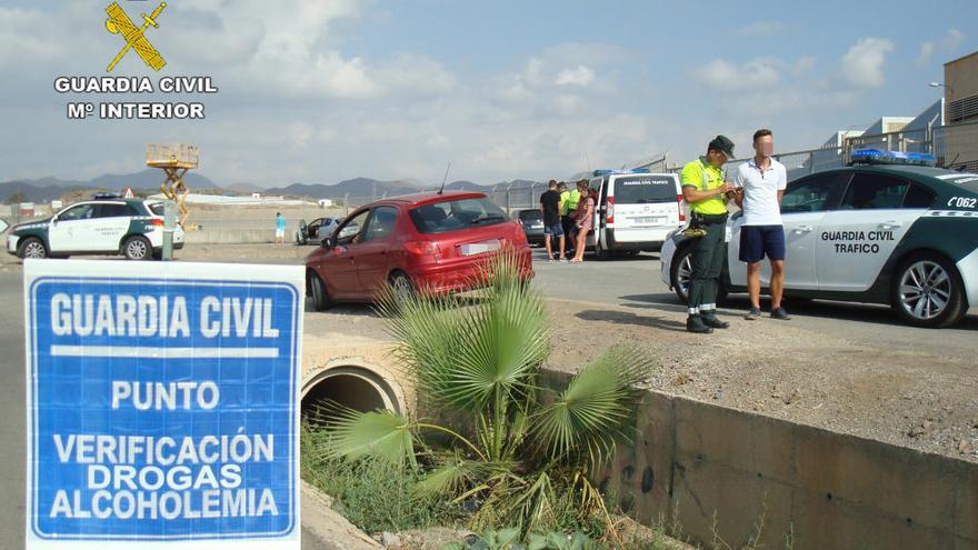 Varios agentes realizan controles a los conductores.