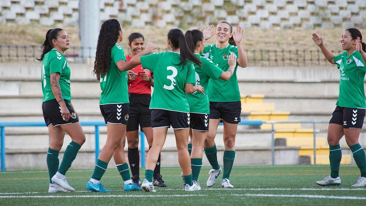 Las jugadoras del Cacereño Femenino celebran uno de los goles en el amistoso ante el Madrid CFF B de este domingo.