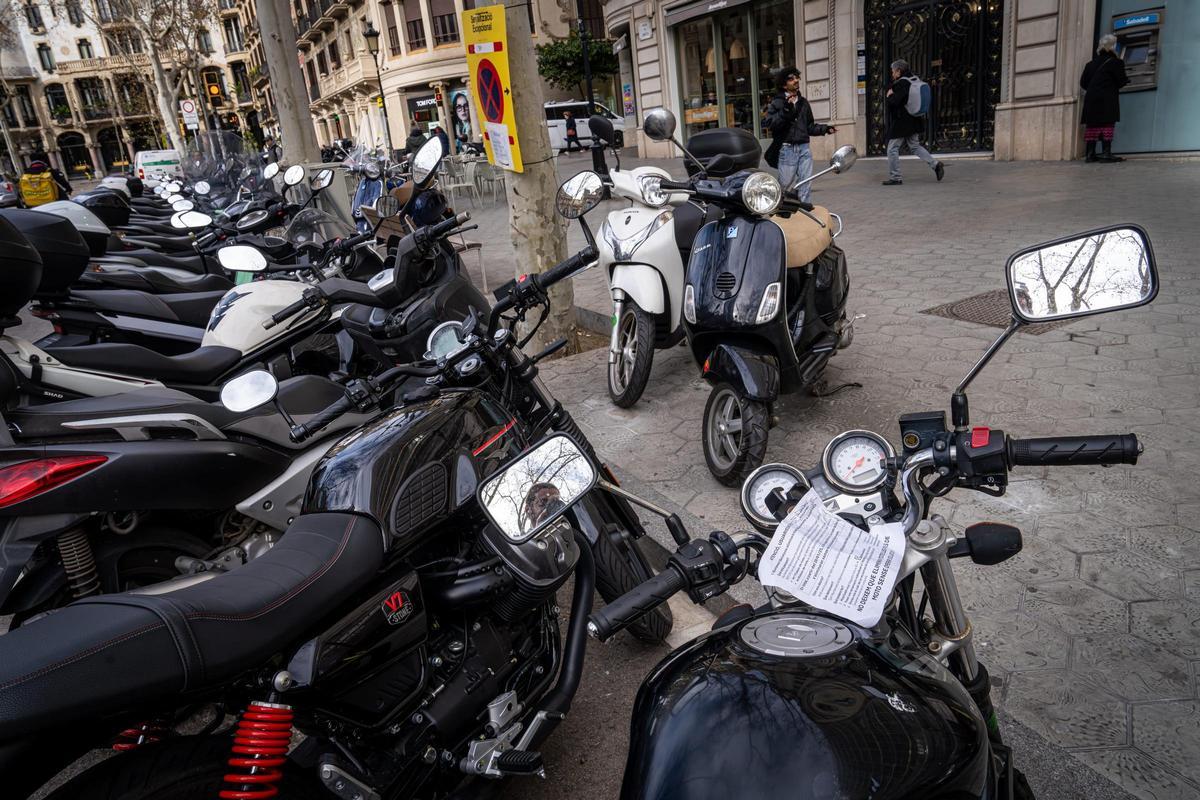 Barcelona empieza a multar a motos mal aparcadas en aceras: sanciones de hasta 500 euros