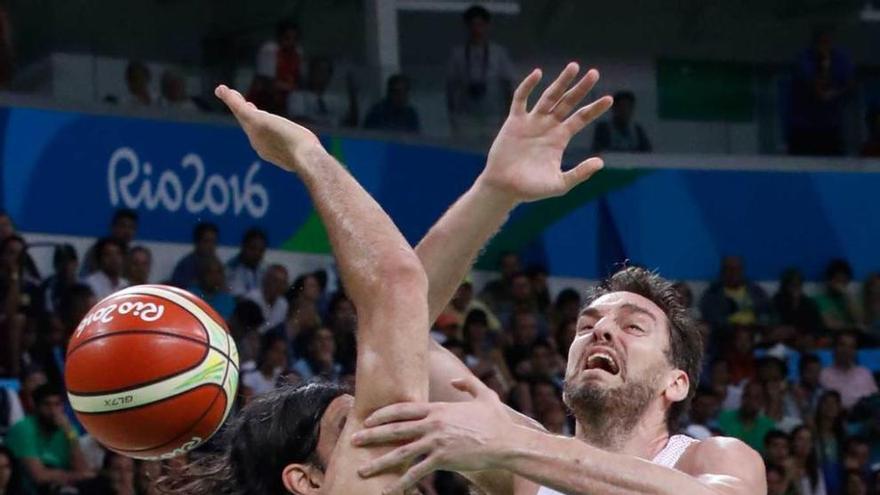 Pau Gasol disputa un balón con Luis Scola.