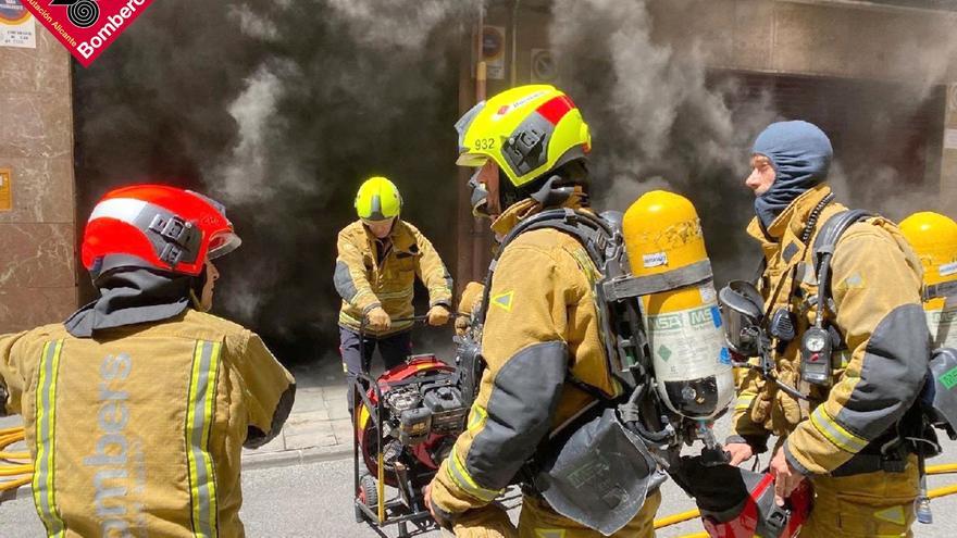 Un incendio en un parking de Elda quema dos coches y dos motos