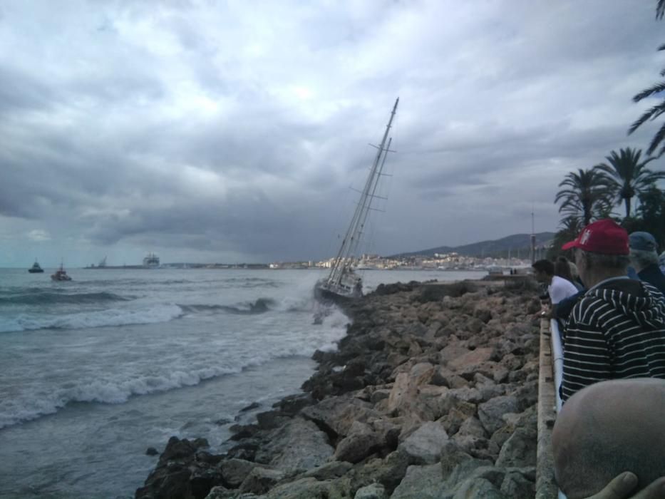 Un velero a la deriva embarranca en Palma