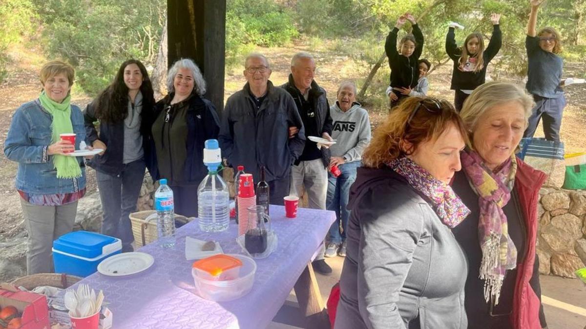 Apaac organizó ayer un encuentro de voluntarios en el merendero de Sant Llorenc.