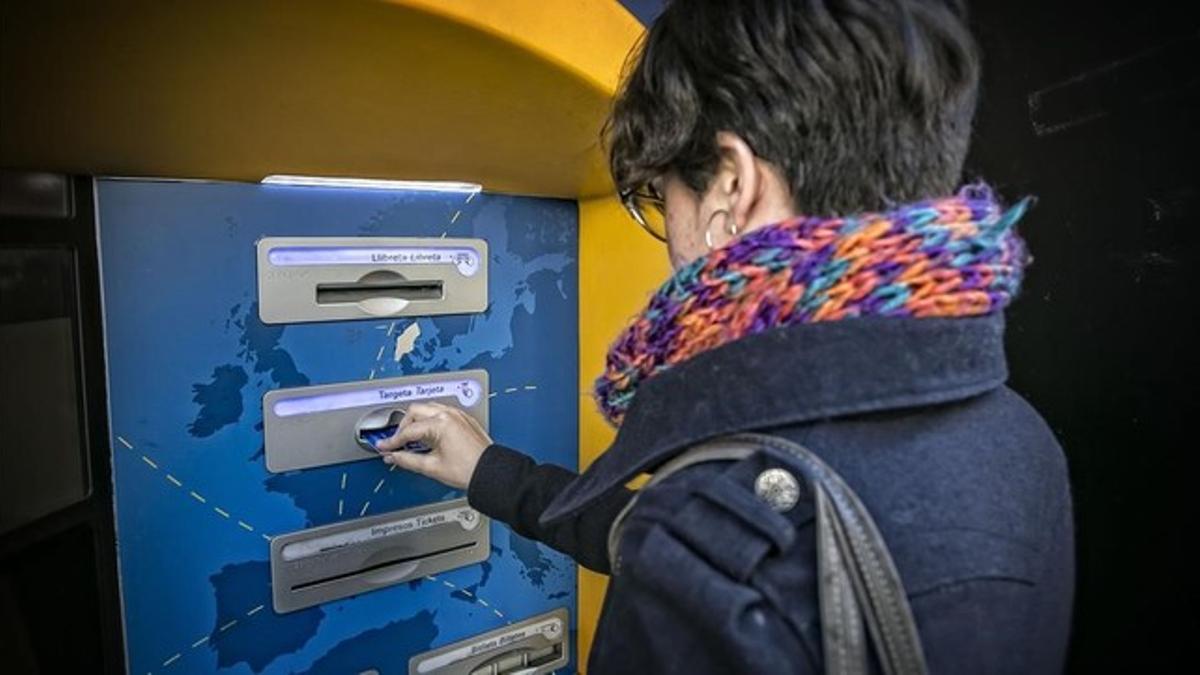 Una persona saca deinero en un cajero automático