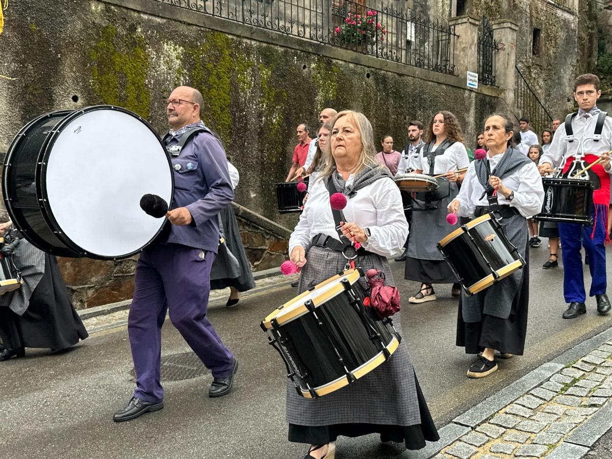 El desfile más esperado en Cudillero: gaitas, bailes 'pixuatus' y gigantes y cabezudos de Murcia