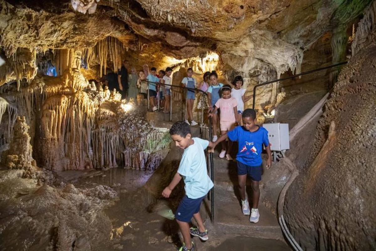 Los niños saharahuis disfrutando de la visita guiada por les Coves del Drach.