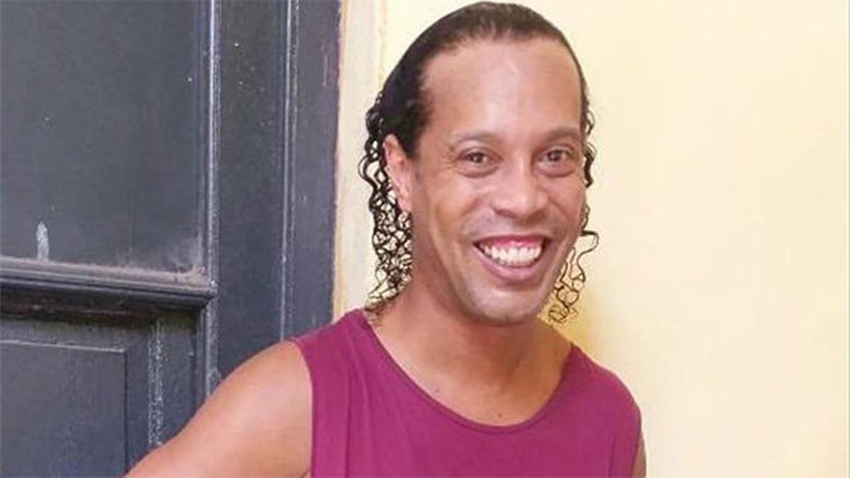 Una televisión de Paraguay explica el debut de Ronaldinho en en el torneo de presos