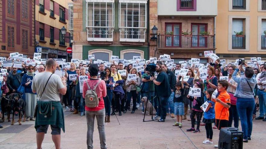Una de las concentraciones organizadas por familiares y amigos de Alejandro y Emilio López en Oviedo para reclamar su búsqueda.