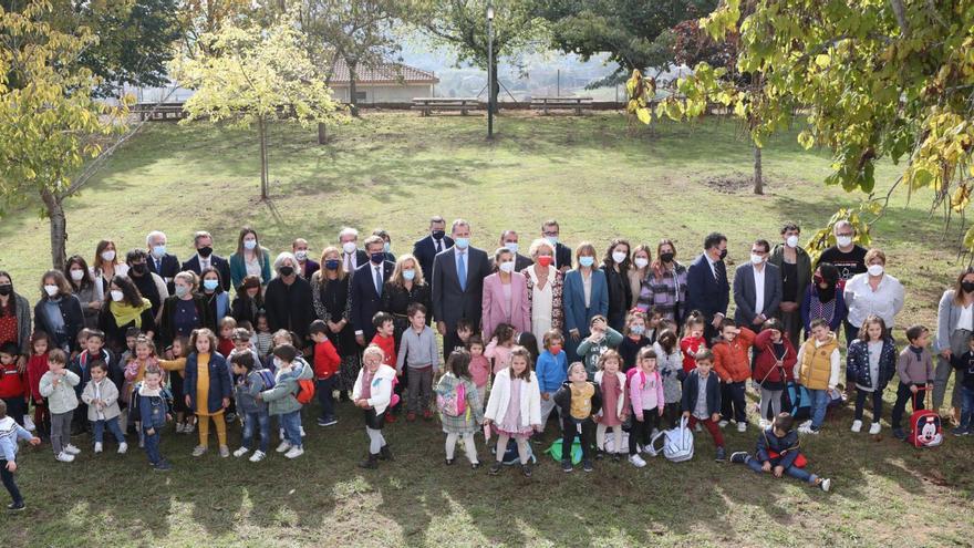 Os Reis entregan o Premio Escola do Ano ao CRA Mestra Clara Torres